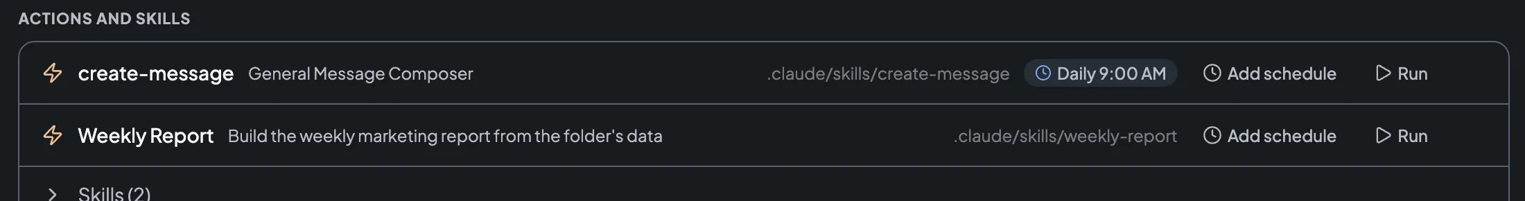 作業フォルダページのアクションとスキルセクション: ⚡ マーク、名前、説明、.claude/skills のパス、スケジュール追加ボタン、実行ボタンを持つ 2 つのアクションの行(1 つ目には Daily 9:00 AM のオートメーションチップも表示)と、その下の折りたたまれた Skills (2) サブグループ